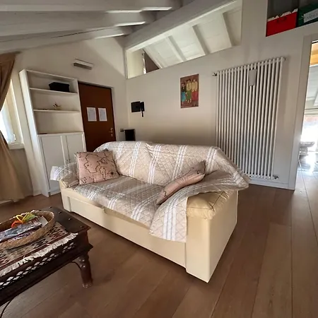 Shangri La - Two Bedroom Mansard Appartement