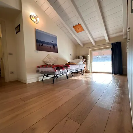 Shangri La - Two Bedroom Mansard Apartament Brescia