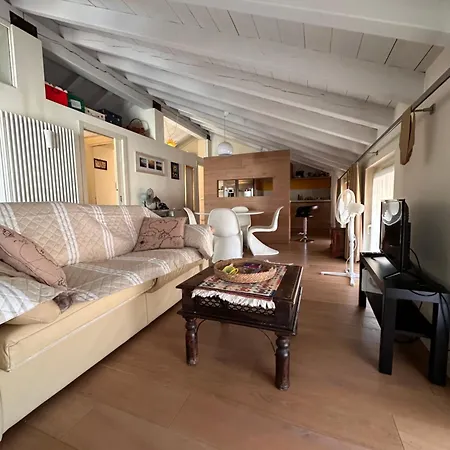 Shangri La - Two Bedroom Mansard Apartament *