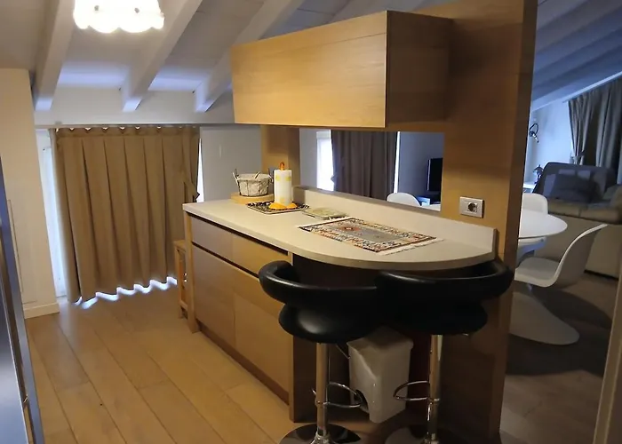 Shangri La - Two Bedroom Mansard 아파트 *