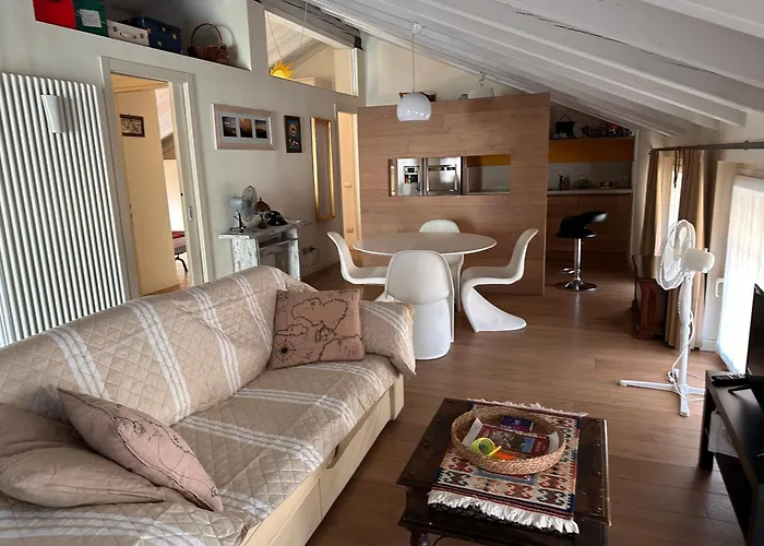 Shangri La - Two Bedroom Mansard 아파트