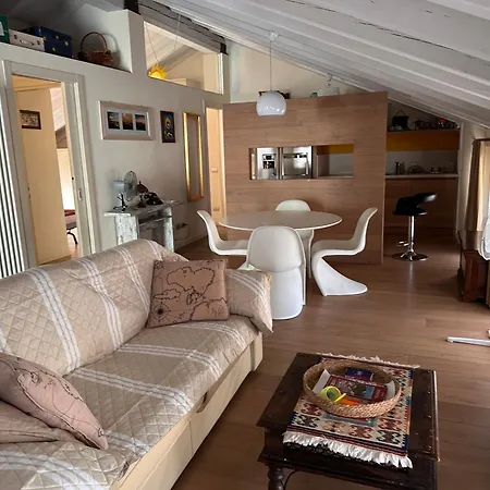 Shangri La - Two Bedroom Mansard Apartamento