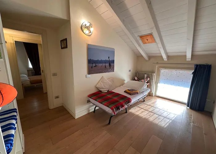 Shangri La - Two Bedroom Mansard Брешия